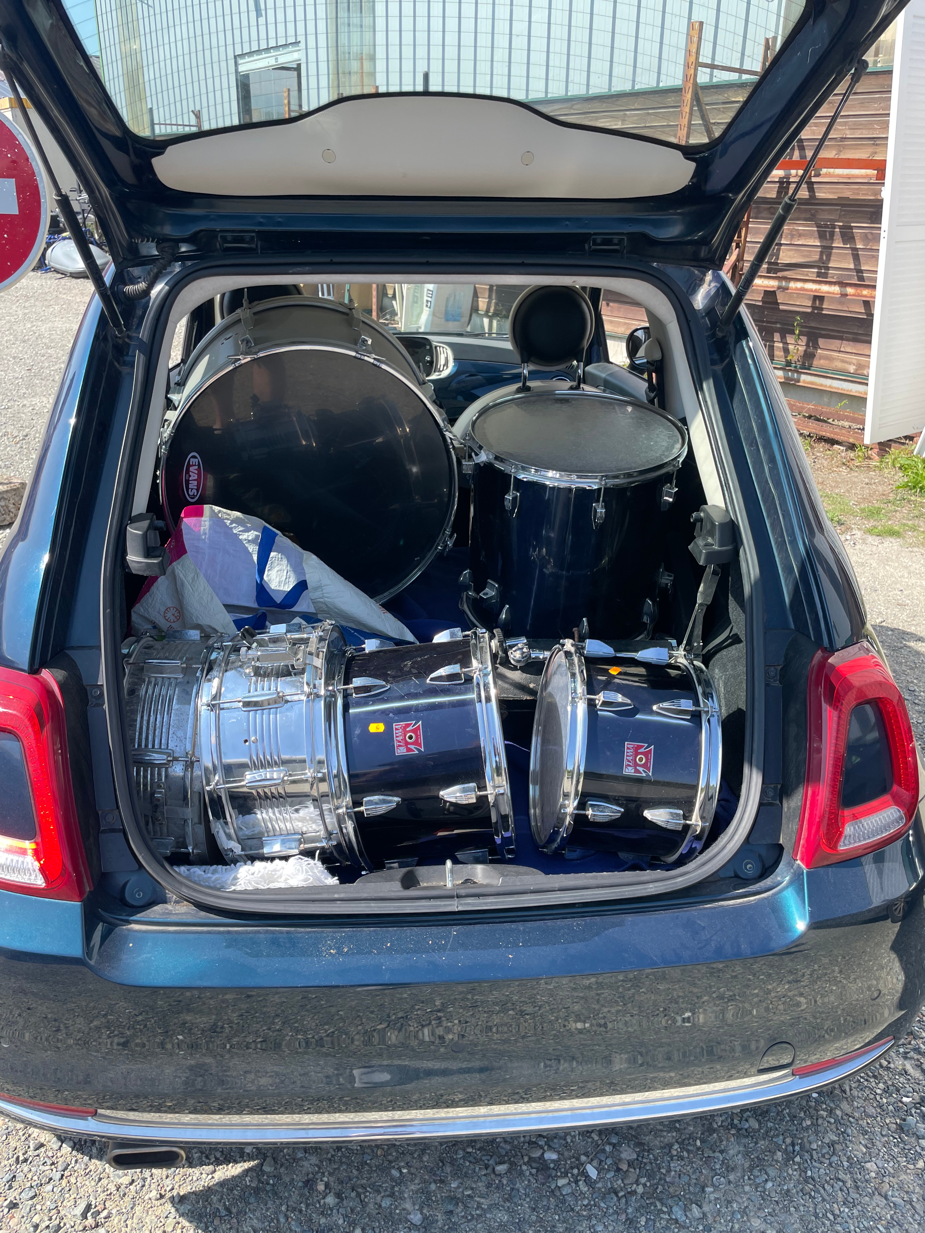 06/08-Chiner une guitare… et touver une batterie !